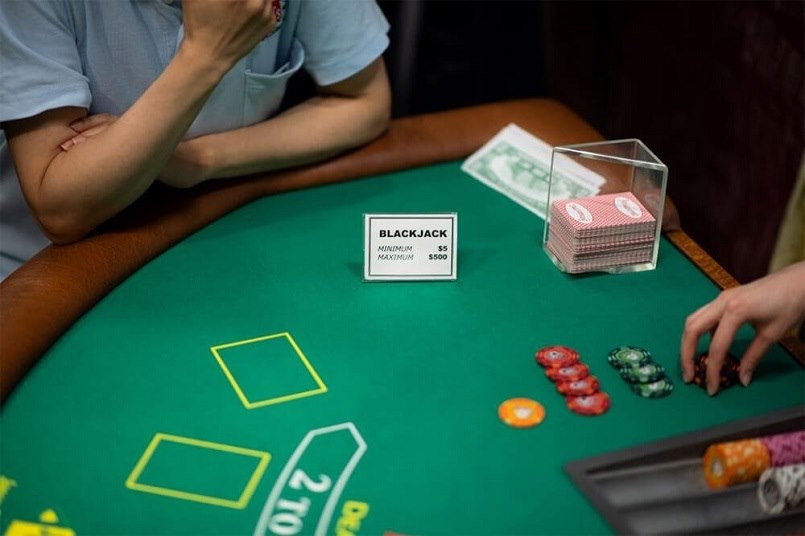 Cách đánh Blackjack - Chỉ nên rút thêm 1 lá bài khi đã sở hữu hai lá bài 5