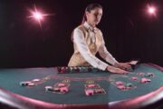 Dealer là khái niệm để chỉ những nhân viên nhận công việc chia bài trong các sòng casino