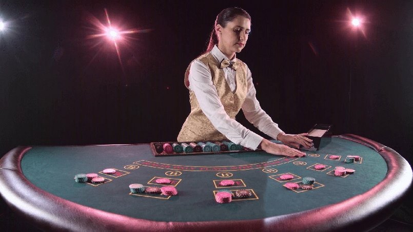 Dealer là khái niệm để chỉ những nhân viên nhận công việc chia bài trong các sòng casino